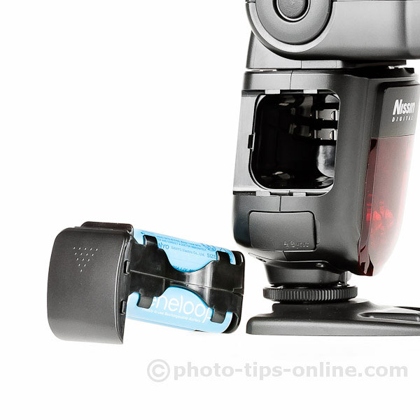 Nissin Di700 flash: battery magazine/cartridge