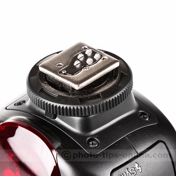Nissin Di700 flash: metal foot
