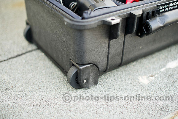 Pelican 1510SC Case: wheels